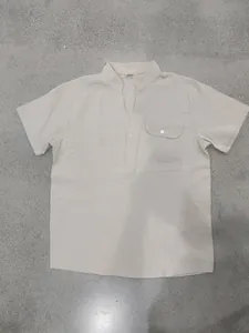 Nahaufnahme eines beigen Kurzarm-Henley-Shirts aus Leinen mit funktionaler Tasche