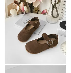 Detailansicht brauner Mädchen-Mary-Janes aus Wildlederimitat mit verstellbarem Metallverschluss.