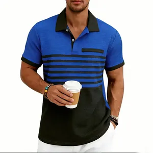 Détail montrant la texture gaufrée et le motif à rayures du polo pour hommes.
