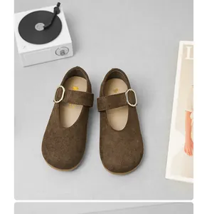Detailansicht brauner Wildleder-Mary-Jane-Kleinkinderschuhe mit eleganten Gold-Schnallen