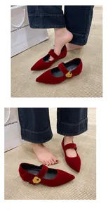 Elegante rote Samt-Mary-Janes mit spitzer Kappe und goldener Schnalle am Fuß im Detail