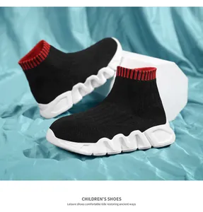 Vista detallada de las zapatillas de punto tipo calcetín para niños en negro y rojo