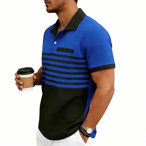 Détail d'un polo gaufré pour hommes avec un design color-block bleu et noir très élégant