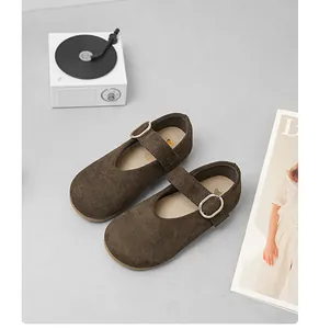 Detailansicht brauner Wildleder Mary Jane Schuhe für Mädchen mit goldener Schnalle