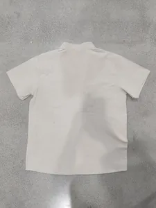 Rückansicht eines lässigen beigen Herren-Leinen-Kurzarm-Henley-Shirts auf grauem Boden