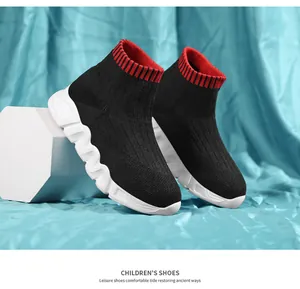 Zapatos tipo calcetín de punto para niños en negro y rojo con suela blanca