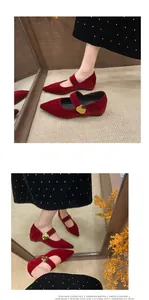 Detailansicht rote Samt Mary Jane Schuhe mit goldener Herzschnalle an asiatischem Model