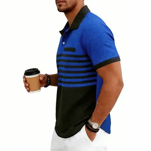 Vue latérale d'un polo rayé en maille gaufrée bleue et noire sur modèle
