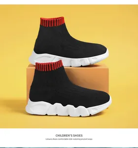 Vista detallada de zapatillas de calcetín negras para niños con cuello rojo sobre fondo amarillo