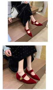 Elegante weinrote Samt-Mary-Janes mit Goldschnalle und eleganter spitzer Zehenpartie