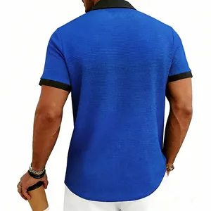 Vue arrière d'un polo bleu en maille gaufrée avec des bordures contrastées noires