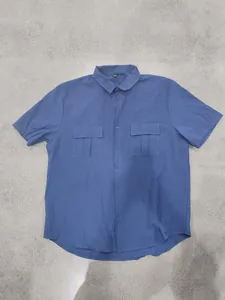 Detaillierte flache Ansicht eines blauen Leinen-Kurzarmhemdes für Herren mit Taschen