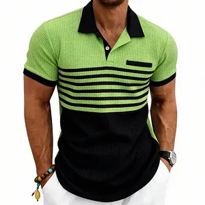 Détail d'un polo gaufré pour homme avec un design color-block vert néon et noir