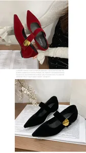 Spitze Mary Jane Schuhe mit goldener Schnalle und 4cm Keilabsatz in Samt-Optik für Damen.