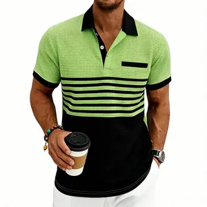 Gros plan d'un polo gaufré pour homme avec des rayures contrastées vertes et noires