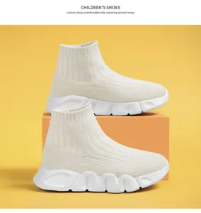 Zapatillas altas de punto para niños en color blanco con suela gruesa muy confortable