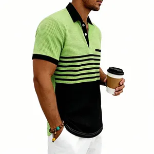Détail de la texture gaufrée et du design bicolore d'un polo à rayures pour homme
