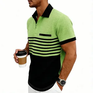 Texture détaillée du polo en maille gaufrée pour homme avec blocs de vert et noir.
