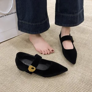 Elegante schwarze Mary Jane Ballerinas mit Herz-Schnalle und verstecktem Absatz