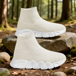 Zapatillas de punto tipo calcetín para niños con suela gruesa ondulada en color crema