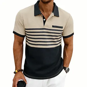 Vue détaillée de la maille gaufrée et du motif rayé sur un polo décontracté pour homme