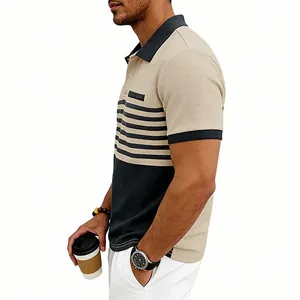 Vue de côté montrant la texture et le motif colorblock du polo gaufré pour homme