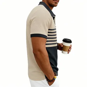 Vue détaillée d'un polo pour homme en maille gaufrée avec des rayures contrastées