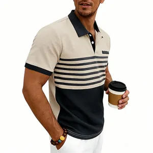 Vue détaillée d'un polo gaufré pour hommes avec rayures bleu marine et design color-block.