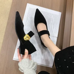Nahaufnahme der eleganten schwarzen Wildleder Mary Jane Schuhe mit goldener Schnalle