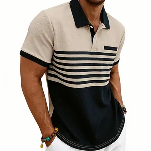 Vue détaillée du polo pour hommes en maille gaufrée avec rayures bicolores très chic