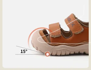 Detalle macro de la puntera anticolisión de 15 grados en sandalias de cuero marrón para niños.