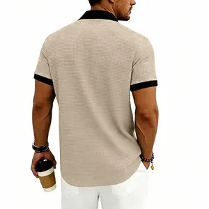 Vue détaillée du dos du polo pour homme en maille gaufrée avec col et poignets contrastés.