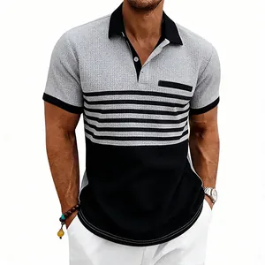 Détail de la texture d'un polo pour homme en maille gaufrée à rayures