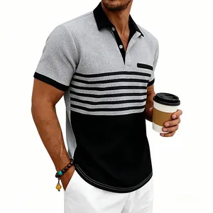 Détail d'un polo à manches courtes pour hommes avec texture gaufrée et rayures
