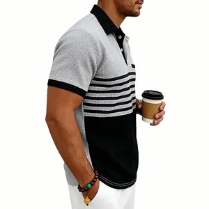 Vue détaillée de côté montrant la texture gaufrée de ce polo rayé élégant pour homme.