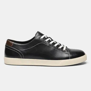 Seitenansicht der klassischen schwarzen Herren-Sneaker mit weißer Sohle und Schnürsenkeln