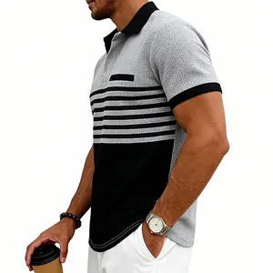 Polo en maille gaufrée pour homme avec rayures contrastées, vue de profil