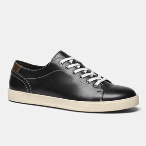 Seitenprofil klassischer schwarzer Herren-Freizeitschuhe aus Leder mit weißer Sohle