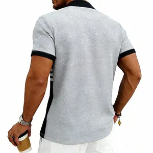Vue arrière du polo en maille gaufrée grise pour homme avec détails noirs contrastés