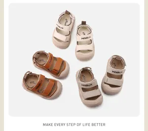 Vista superior que muestra varias sandalias de paseo para bebés en colores beige y marrón