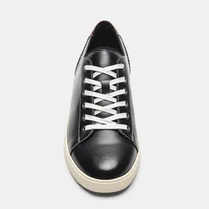 Draufsicht auf klassische schwarze Herren-Freizeitschuhe mit weißen Schnürsenkeln