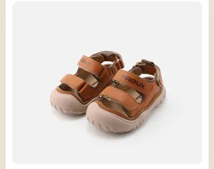 Vista detallada de sandalias de cuero marrón para niños pequeños con cierres de velcro.