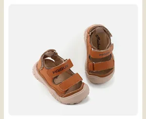Vista superior de sandalias marrones para niños con suelas antideslizantes para exterior