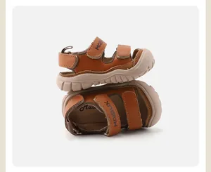 Vista detallada de sandalias de cuero marrón para niños con doble cierre de velcro