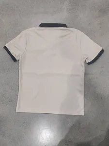 Vue arrière d'un polo pour hommes en maille gaufrée avec col et poignets contrastés
