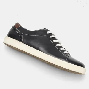 Klassische Herren-Sneaker aus schwarzem Leder mit weißen Schnürsenkeln und Sohle