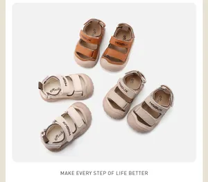 Tres colores de sandalias para caminar para niños pequeños con suelas antideslizantes.
