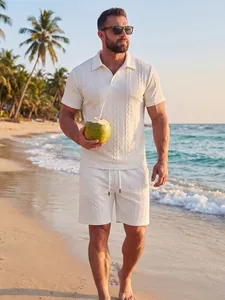Gedetailleerd overzicht van heren witte jacquard polo en short set op het strand
