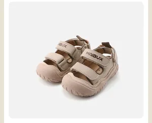 Detalle de sandalias deportivas beige para niños con puntera reforzada y tiras de velcro