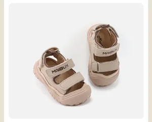 Detalle de las sandalias deportivas beige para niños con logo MAIBUX y correas de velcro